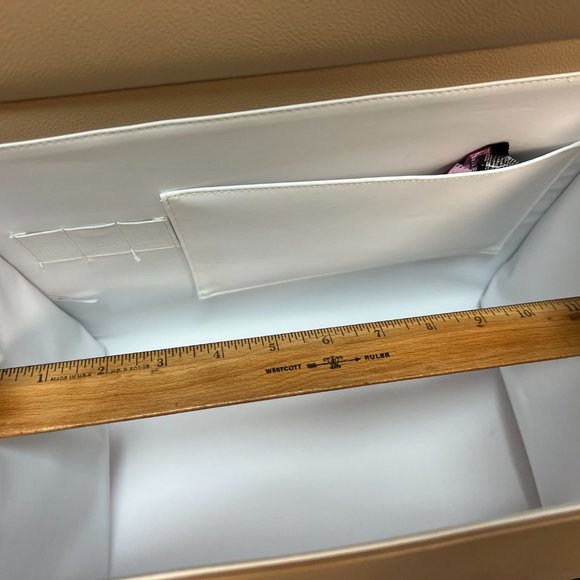 Elegant Cream Crossbody Bag - Picture 3 of 13